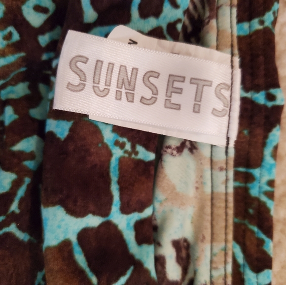 Sunsets swim bottom skirt size medium - Picture 2 of 4